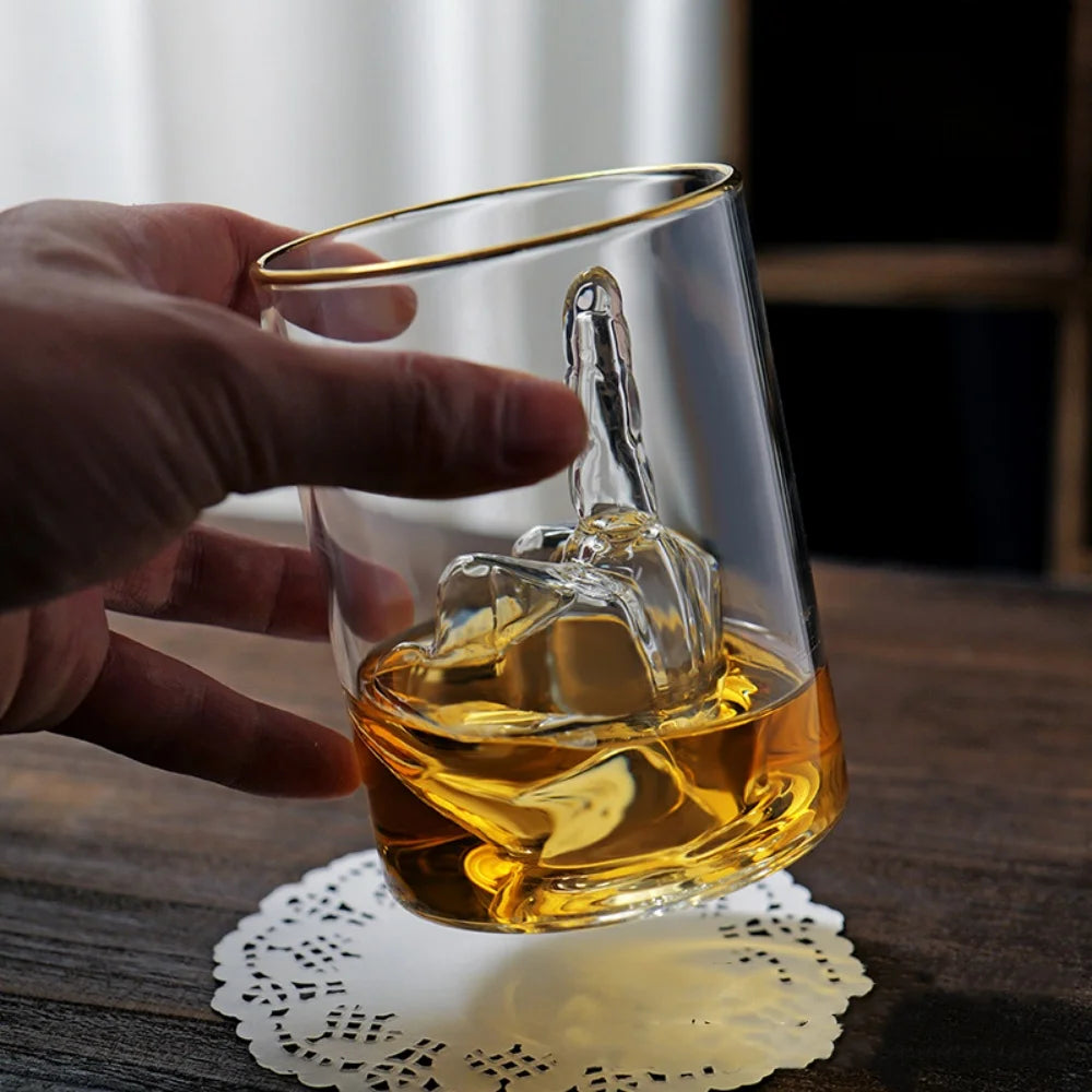 Tazza in vetro novità per bicchiere da whisky con dito medio con dito 3D all'interno della tazza divertente